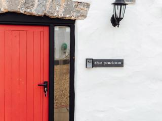 The Parlour - Uk6717 - 1