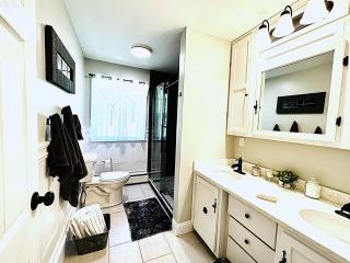 Melvin Village - 5 Bed 3 Bath Arcade Near Lake Pet Friendly fee applies - 3