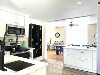 Main House - 3 Story 5 Bed 3 Bath Private Deck Courtyard Pet Friendly fee applies - 6