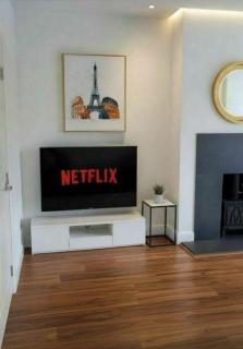 Freshly redesigned 2-bed in Thames Ditton - 6