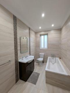 Modern Apartment 3BR - Short Walk to Sea & Shops - 6