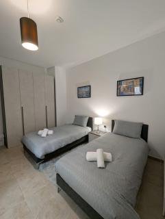 Modern Apartment 3BR - Short Walk to Sea & Shops - 5