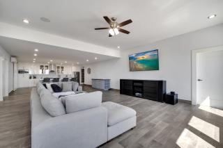 Luxury Home with Pool , Jacuzzi and Great Location - 3