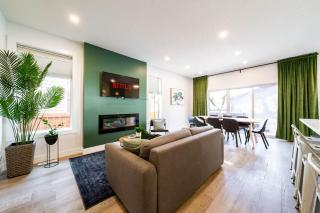 9BDRM Chic Luxury Retreat-Hot Tub-BBQ-Sleeps 23! - 4