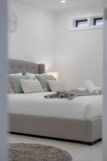 Lakeside Luxury Buff Point - 1