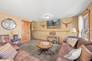 4 bedroom Cabin In Black Hills with Hot tub and Heated Pool - 8