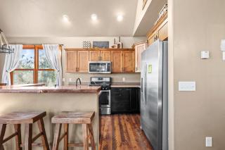 4 bedroom Cabin In Black Hills with Hot tub and Heated Pool - 9