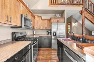 4 bedroom Cabin In Black Hills with Hot tub and Heated Pool - 4