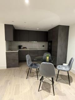 Colts Villages Apartment in London - 7