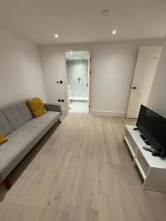 Colts Villages Apartment in London - 8