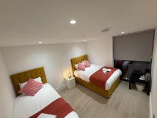 Colts Villages Apartment in London - 0