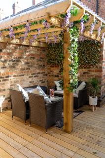 Garden Gazebo with Free Parking and 20 minutes walk to City - 0