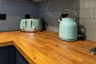 Free parking and 15 minutes walk to the Railway Museum - 7