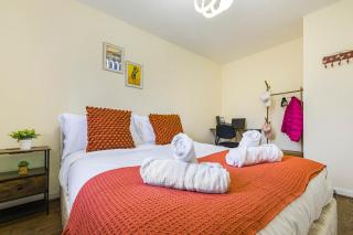 Casa Lana -Spacious 4-Bed Near Gatwick Free Parking & Wi-Fi - 6