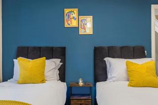 Casa Lana -Spacious 4-Bed Near Gatwick Free Parking & Wi-Fi - 2