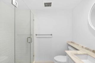 Elegant Three-Bedroom Oceanfront Apartment with Designer Finishes - 9