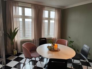 Leilighet i villa med parkering-nær sentrum ,4 soverom - 0