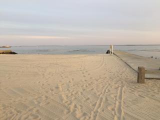 Adorable Beach Cottage - Private Beach Association - 9