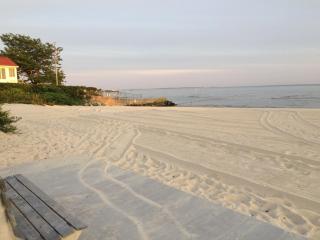 Adorable Beach Cottage - Private Beach Association - 7