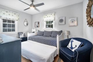 Adorable Beach Cottage - Private Beach Association - 5