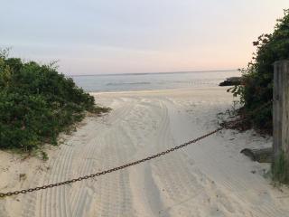 Adorable Beach Cottage - Private Beach Association - 2