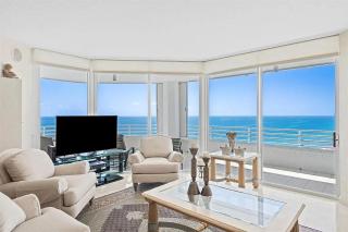 Spacious Three-Bedroom Oceanfront Apartment with Panoramic Views - 9