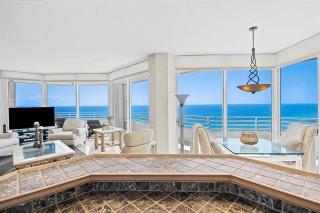 Spacious Three-Bedroom Oceanfront Apartment with Panoramic Views - 4