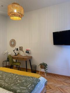 Mustard-colored apartment for two - 5