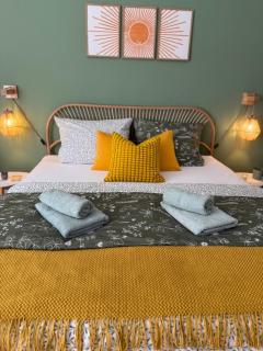 Mustard-colored apartment for two - 6