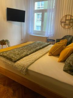 Mustard-colored apartment for two - 3