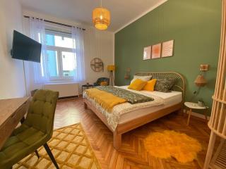 Mustard-colored apartment for two - 8