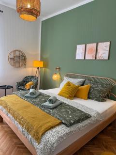 Mustard-colored apartment for two - 4