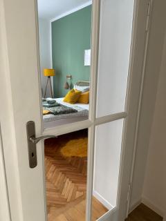 Mustard-colored apartment for two - 9