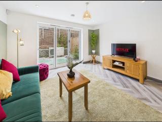 Elegant 3-Bed Near Station, Pantiles & Calverley - 8