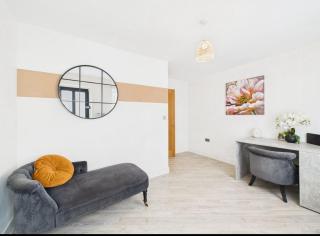 Elegant 3-Bed Near Station, Pantiles & Calverley - 9