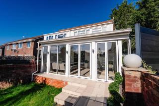 3 Bed House With Free Parking, Garden & Fast Wifi - 0