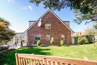 3 Bed House With Free Parking, Garden & Fast Wifi - 5