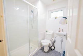 6 Beds House with Free Parking, Garden & Fast WiFi - 3