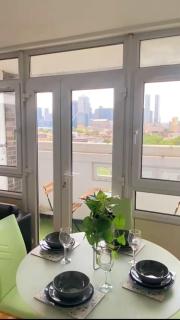 2 bedroom Apartment, London Skyline Views over Canary Warf - 1