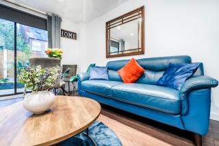 Sleeps 5 Entire House Near City Centre Free Parking Fast Wi-Fi & Private Garden - 1
