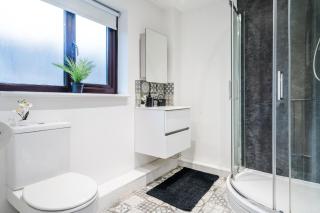 Sleeps 5 Entire House Near City Centre Free Parking Fast Wi-Fi & Private Garden - 4