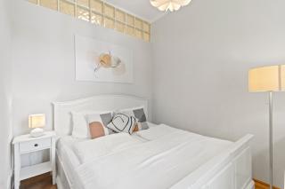 5 Minutes to Metro I Fast Wifi I Designer - 8