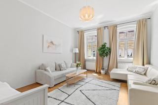 5 Minutes to Metro I Fast Wifi I Designer - 9