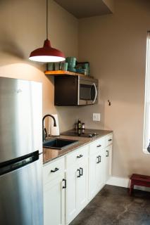 Beautiful Pet-Friendly Cottage with Outdoor Fireplace for a Wonderful Escape in Nature near Austin, Texas - 2