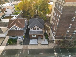 Modern 5BR Corporate Stay 10 Mins to NYC + Parking - 4