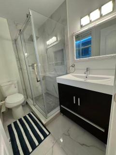 Quiet Queen Bedroom near Finch Birchmunt - 3