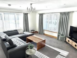 Golf View Spacious Bungalow 2 Bathrooms, Free Parking WiFi - 5