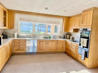 Golf View Spacious Bungalow 2 Bathrooms, Free Parking WiFi - 4