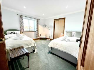 Golf View Spacious Bungalow 2 Bathrooms, Free Parking WiFi - 3