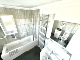 Golf View Spacious Bungalow 2 Bathrooms, Free Parking WiFi - 2